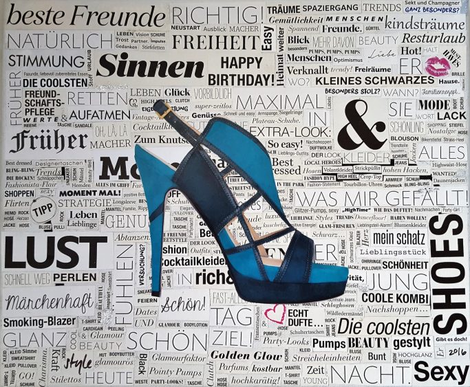 Ausgeschnittene Worte zusammengesetzt zu einer Collage und eine blaue hochhackige Sandale in der Mitte