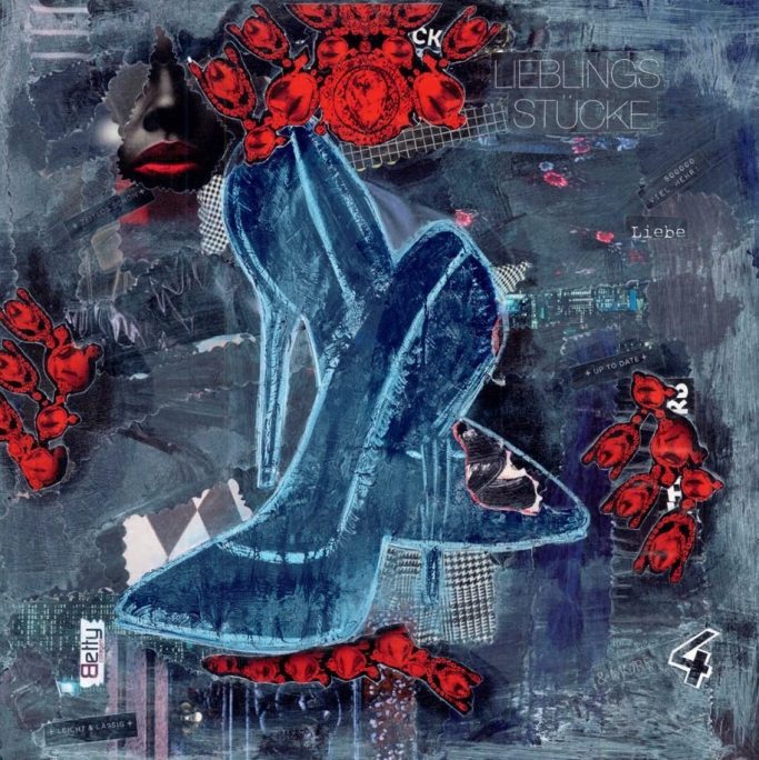 Blaue Pumps im Vordergrund vor einem grau-schwarzen Hintergrund und roten Rosen