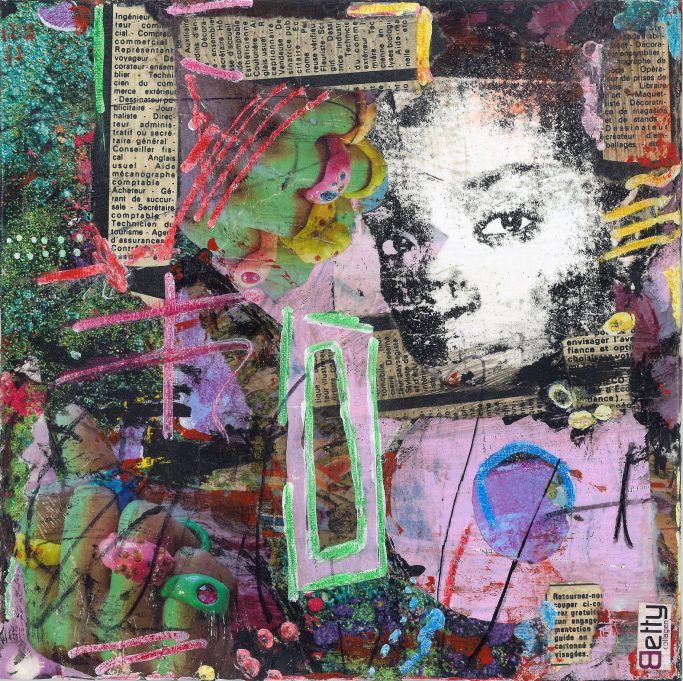 Collage aus bunten Bildern, Zeitungsausschnitten und rosa Buchstaben mit einem Gesicht in Schwarzweiß im Hintergrund