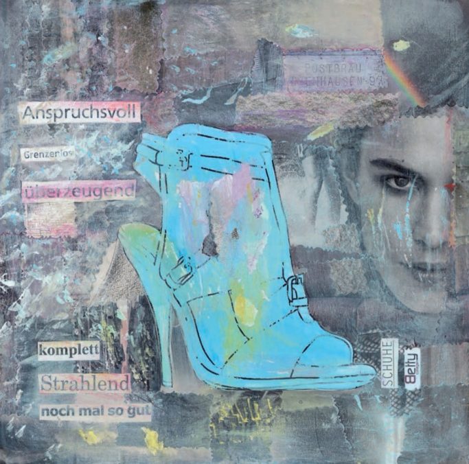 Blaue Sandalette mit hohem Absatz vor einer Collage mit grauen Bildern, rechts ist ein Frauengesicht